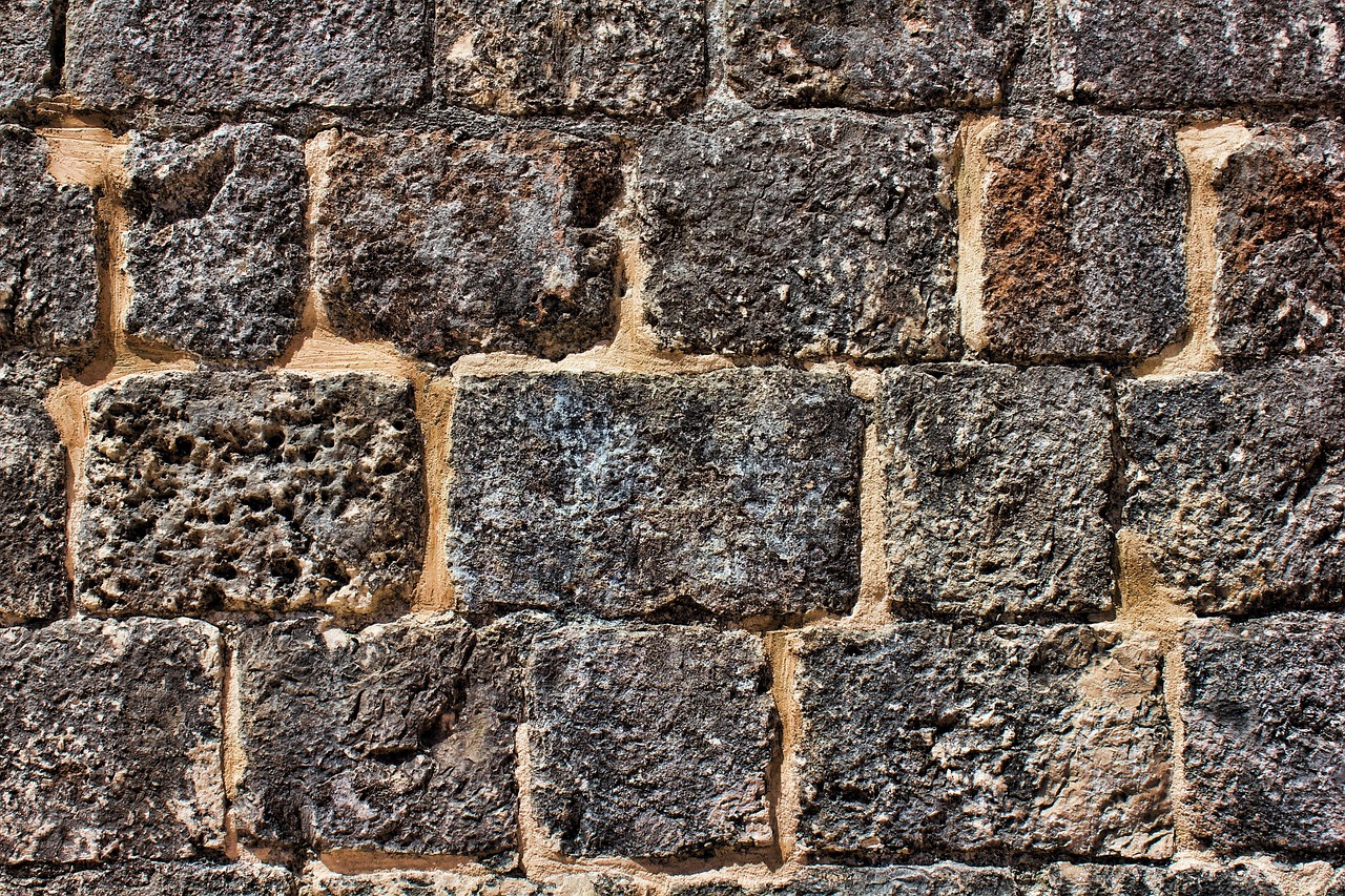 Comment monter un mur en parpaings parfaitement droit et stable ?